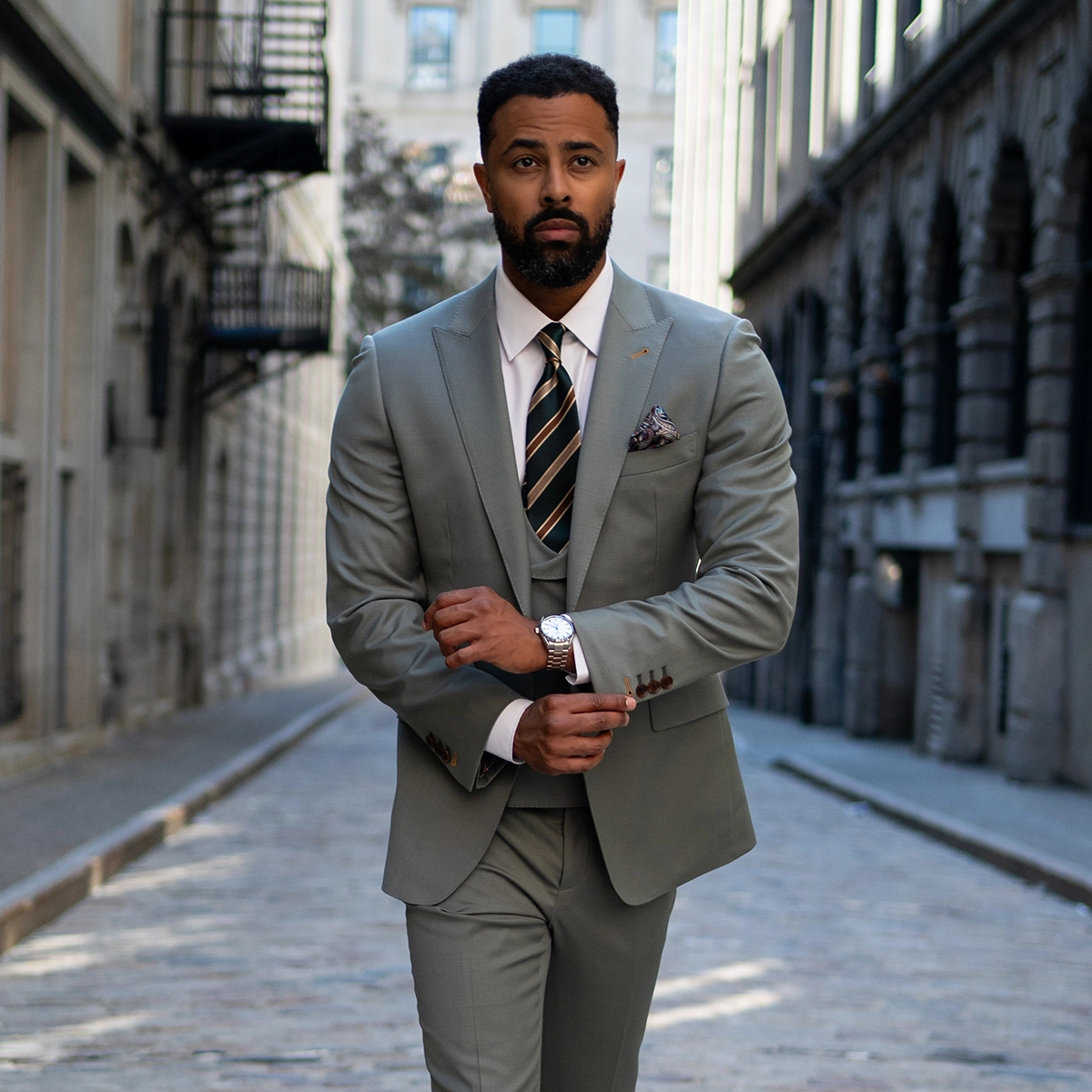 Business Suits in Toronto: Why Professionals Choose SUITABLEE