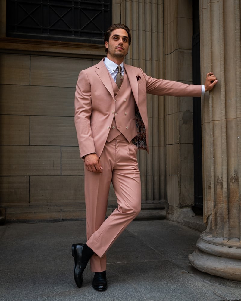 costume-sur-mesure-laval-rose-trois-pieces.jpg costume-sur-mesure-laval-rose-trois-pieces.jpg