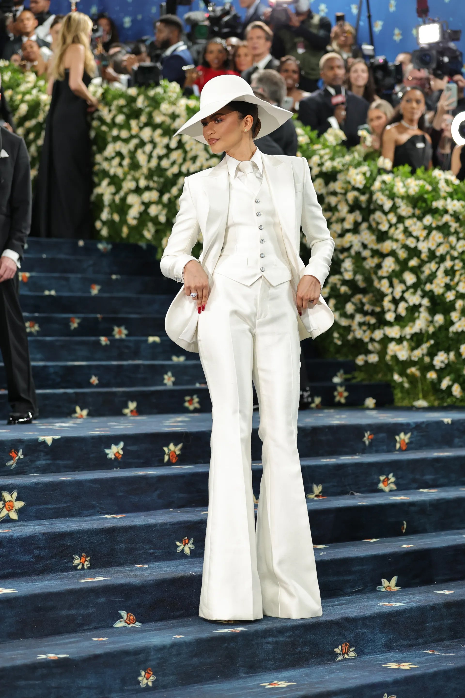 women-suit-all-white.jpg women-suit-all-white.jpg