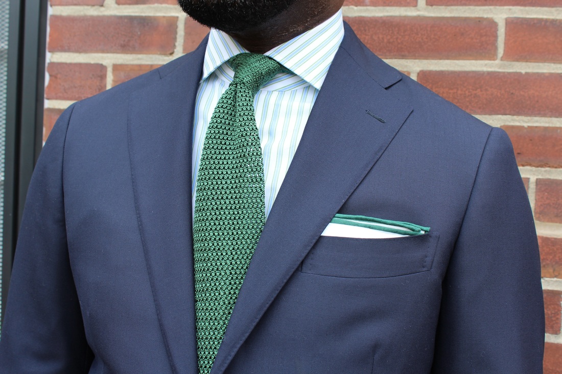 Костюм и галстук нижний новгород. Зеленый галстук с синим костюмом. Костюм с зеленым галстуком. Сине зеленый костюм. Мужской костюм с зеленым галстуком.
